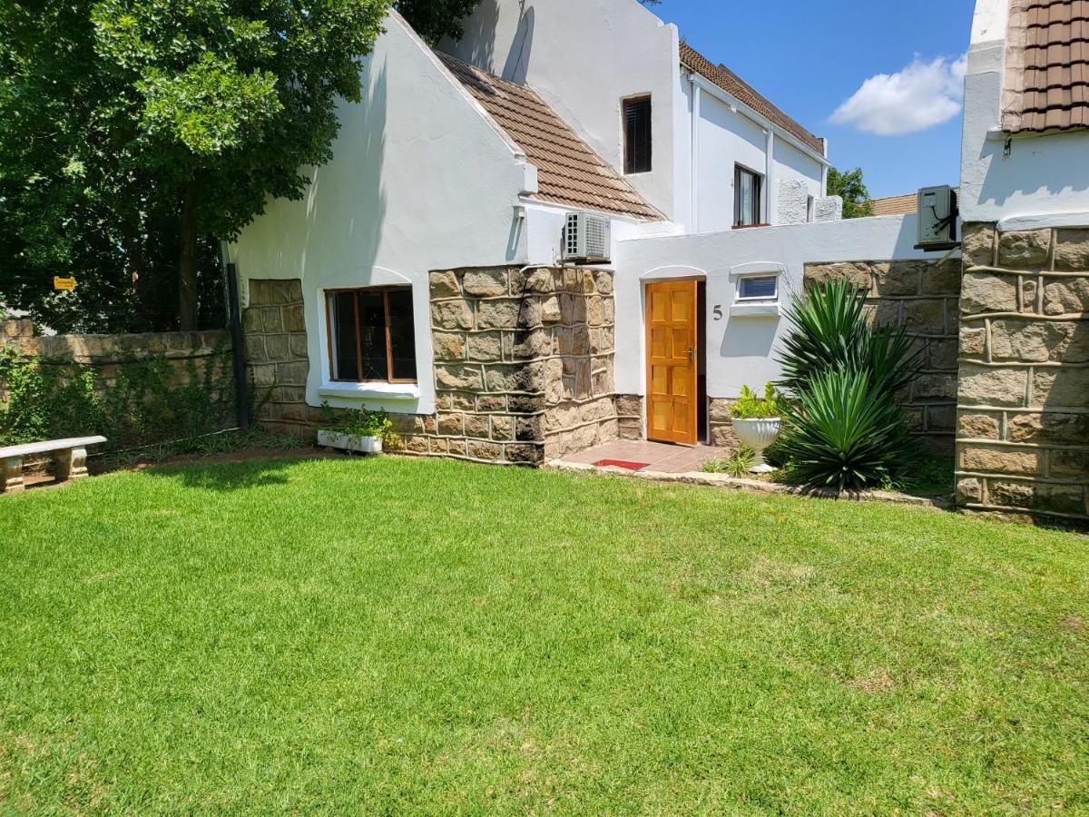Sandstone Kroonstad Eksteriør bilde